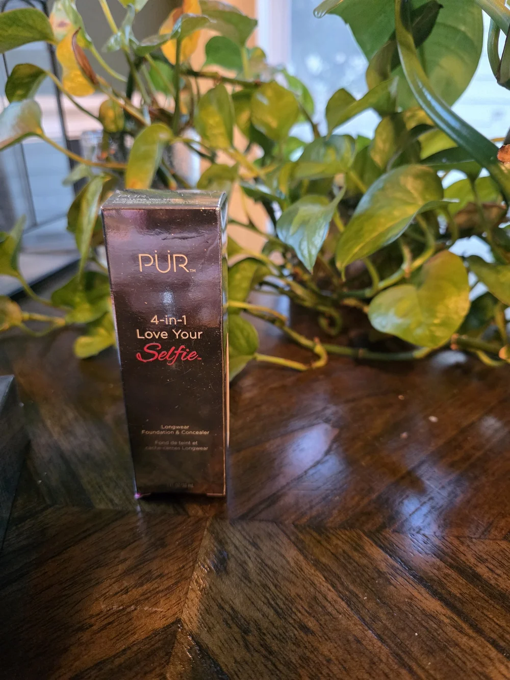 PUR 4-in-1 Love Your Selfie Longwear Foundation & Concealer - Black Packaging